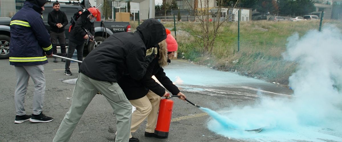 Altınbaş Üniversitesi’nde acil durum ekibi için yangın eğitimi ve tatbikat gerçekleştirildi 